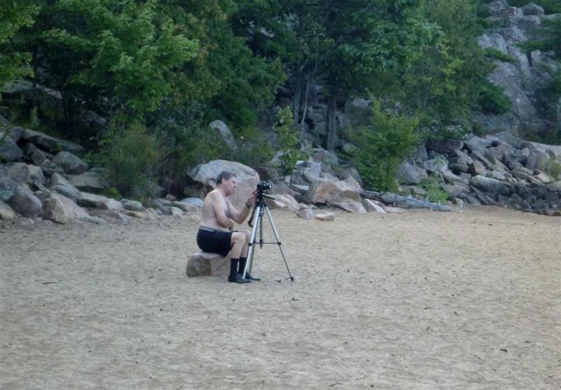 Фанатичный фотограф ждет солнца. На этого мужика я еще раньше обратил внимание: немолод, одна рука плохо работает,  хромает сильно — видно, что двигаться ему тяжело, машина у него старенькая, одежка скромно, а вот палатка очень качественная и фотоаппарат толковый; почему-то вызвал он у меня уважение.