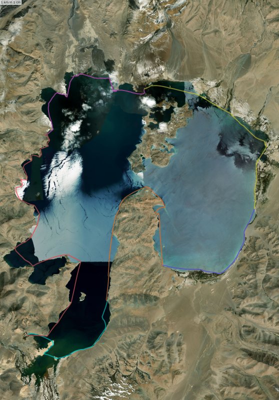 Итого получилось около 129 км.
Выводы:
1.
Очень красивый район, как самого озера,
так и подъезды, что с Душанбе, что с Оша.
2.
При движении по воде надо сразу
планировать максимально использовать для этого отрезок времени с рассвета до
обеда. После - обычно сильный ветер с севера, северо-запада. Ветер порывами за
20 м/с на озере являются обычным, несколько раз в неделю. Вообще – холод и
ветер, два главных воспоминания у большинства посетителей Каракуля. Без
неопреновых рукавиц на весло, легко обморозить пальцы в шторм даже летом. Ветер
не только выдувает тепло до самых костей, он постоянно держит в напряжении, так
и норовит удуть от тебя что-нибудь из одежды или снаряжения.
3.
Иногда сильный ветер может начаться уже с
утра. Ориентироваться надо на наличие кучевых облаков над окружающими озеро
хребтами. Наличие таких облаков должно настораживать.
4.
Требуется еще большее внимание, при
наличии кучевых облаков над озером или берегами. Возможны торнадо, микрошквалы.
Попадание в такие явления почти гарантирует аварию.
5.
Оверкиль грозит очень плохими
последствиями. Температура воды в западной части озера 8 - 10°С. Без сухого
костюма при купании долго не прожить. Мокрому согреться на берегу будет крайне тяжело
– сильный холодный ветер, отсутствие укрытий, костер развести не из чего. На
помощь прийти некому – люди на озере только в районе поселка. Связь - Мегафон 2G покрывает
в основном район поселка, да и там нестабильна. Кроме того, спасательных служб рядом
нет, пока приедет помощь с Мургаба, спасать будет уже некого.
6.
Мест, пригодных для безопасной высадки в
плохую погоду, в западной части озера мало. Наиболее удобны для высадки заливы
с устьями ручьев и рек, напротив которых мелями образованы небольшие бухты. В
долины, образованные дельтами рек Музкол и Караджилга лучше не соваться –
зыбуны!
7.
Вода озера для питья непригодна, соленость
около 10‰. Разъедает кожу рук, загрязняет стекла очков. Вокруг озера пустыня. Пресная
вода летом только в немногочисленных ручьях и реках, берущих свое начало от
ледников и снежников. Кипячение обязательно!
8.
Описанных во многих источниках каракуртов на
берегах озера нет! Специально выяснял в ФАП поселка Каракуль, статистика по
укусам каракуртов нулевая уже очень много лет. По словам местных жителей
каракурты есть где-то в горах. При восхождении на гору Уртабуз я каракуртов не встречал.
9.
Карт и космоснимков, отражающих реальное
состояние местности на ресурсе nakarte.me нет.
Линия берега ушла местами на километры.
10.
Разряженная из-за высоты атмосфера на греблю
мало влияет. При нормальной акклиматизации снижение работоспособности
незначительное. Итого получилось около 129 км.
Выводы:
1.
Очень красивый район, как самого озера,
так и подъезды, что с Душанбе, что с Оша.
2.
При движении по воде надо сразу
планировать максимально использовать для этого отрезок времени с рассвета до
обеда. После - обычно сильный ветер с севера, северо-запада. Ветер порывами за
20 м/с на озере являются обычным, несколько раз в неделю. Вообще – холод и
ветер, два главных воспоминания у большинства посетителей Каракуля. Без
неопреновых рукавиц на весло, легко обморозить пальцы в шторм даже летом. Ветер
не только выдувает тепло до самых костей, он постоянно держит в напряжении, так
и норовит удуть от тебя что-нибудь из одежды или снаряжения.
3.
Иногда сильный ветер может начаться уже с
утра. Ориентироваться надо на наличие кучевых облаков над окружающими озеро
хребтами. Наличие таких облаков должно настораживать.
4.
Требуется еще большее внимание, при
наличии кучевых облаков над озером или берегами. Возможны торнадо, микрошквалы.
Попадание в такие явления почти гарантирует аварию.
5.
Оверкиль грозит очень плохими
последствиями. Температура воды в западной части озера 8 - 10°С. Без сухого
костюма при купании долго не прожить. Мокрому согреться на берегу будет крайне тяжело
– сильный холодный ветер, отсутствие укрытий, костер развести не из чего. На
помощь прийти некому – люди на озере только в районе поселка. Связь - Мегафон 2G покрывает
в основном район поселка, да и там нестабильна. Кроме того, спасательных служб рядом
нет, пока приедет помощь с Мургаба, спасать будет уже некого.
6.
Мест, пригодных для безопасной высадки в
плохую погоду, в западной части озера мало. Наиболее удобны для высадки заливы
с устьями ручьев и рек, напротив которых мелями образованы небольшие бухты. В
долины, образованные дельтами рек Музкол и Караджилга лучше не соваться –
зыбуны!
7.
Вода озера для питья непригодна, соленость
около 10‰. Разъедает кожу рук, загрязняет стекла очков. Вокруг озера пустыня. Пресная
вода летом только в немногочисленных ручьях и реках, берущих свое начало от
ледников и снежников. Кипячение обязательно!
8.
Описанных во многих источниках каракуртов на
берегах озера нет! Специально выяснял в ФАП поселка Каракуль, статистика по
укусам каракуртов нулевая уже очень много лет. По словам местных жителей
каракурты есть где-то в горах. При восхождении на гору Уртабуз я каракуртов не встречал.
9.
Карт и космоснимков, отражающих реальное
состояние местности на ресурсе nakarte.me нет.
Линия берега ушла местами на километры.
10.
Разряженная из-за высоты атмосфера на греблю
мало влияет. При нормальной акклиматизации снижение работоспособности
незначительное.