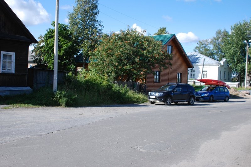 16:54. Мы уже в Рабочеостровске на причале за шлагбаумом. Разгружаемся. Машину потом переставили на платную&nbsp;парковку, которая располагается буквально тут же. Идеальное место для начала&nbsp;водного похода, если вы приезжаете на старт на своём авто. 