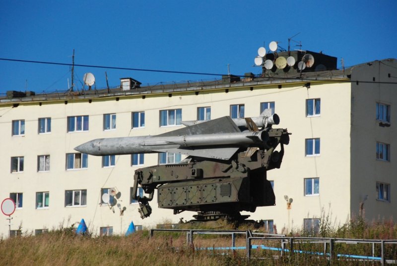 На дороге, которая ведёт из Островного в Гремиху, стоит олень, символ Гремихи.