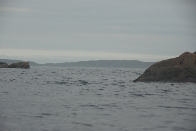 17:15. На острове Первый Осушной нас ждал небольшой сюрприз в виде ржавого кораблика. 