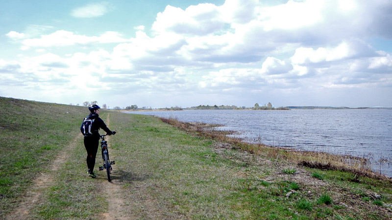 Глянуть на берега водохранилища мы поехали на байках еще по весне.