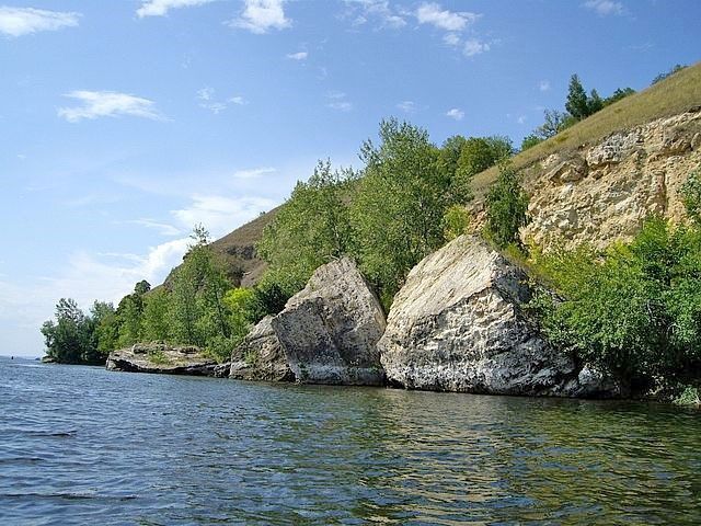 за ним посёлок Мордово и лишь через 20 км погони, сближаюсь
с "Мустангом" на расстоянии 20 м и иду у него в кильватере.
Теперь они меня
прекрасно видят, так как гребут ко мне лицом и близко не подпускают. Как только
я добавляю обороты, они делают то же самое. Ну не должен ял по всем законам
гидродинамики так быстро идти по воде, а он идёт! Подходим к селу Брусяны.
за ним посёлок Мордово и лишь через 20 км погони, сближаюсь
с "Мустангом" на расстоянии 20 м и иду у него в кильватере.
Теперь они меня
прекрасно видят, так как гребут ко мне лицом и близко не подпускают. Как только
я добавляю обороты, они делают то же самое. Ну не должен ял по всем законам
гидродинамики так быстро идти по воде, а он идёт! Подходим к селу Брусяны.