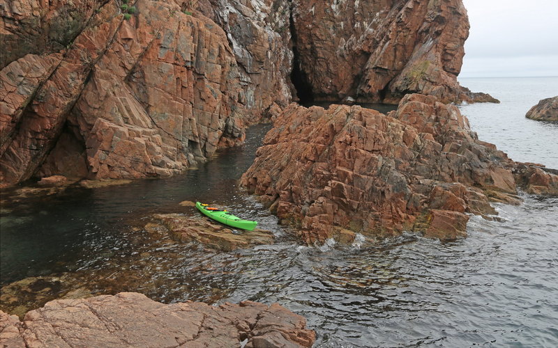 На морском каяке мимо острова Клыкова