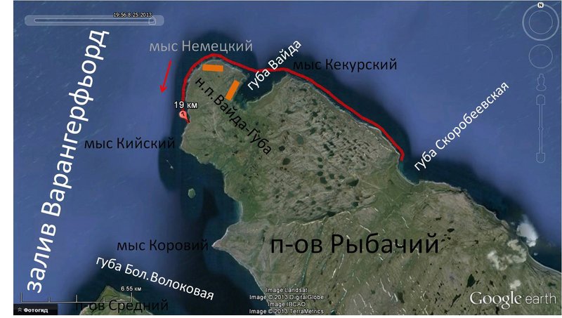 Всю ночь сильные порывы ветра и сильнейший ливень. Встали
около 9:00. Сразу стали смотреть прогноз в интернете. В 10:00 ожидается 6 м/с,
в 16:00 – 4 м/с, в 22:00 – 1 м/с. Завтракаем опять в доте. За это время он уже
стал родным. 

После завтрака набрали в речке пресной воды и пошли в
сторону губы Вайда смотреть на море. Оно ещё выглядит достаточно злым, хотя
волны в поле нашего зрения вполне проходимые. Олег на этом основании рвётся
стартовать и высказывает своё недоумение моей боязнью. Я рассказал ему, как в
прошлом году в ветреную погоду вышел на воду, оценив волны с берега и сочтя их
приемлемыми, и какие впечатления я в результате получил. Кстати, я с ужасом
заметил, что по мере накопления опыта я начинаю бояться моря всё больше и
больше. В свои самые первые морские вылазки я был гораздо смелее.

Тем не менее, решили подойти к вопросу формально: раз в
прогнозе написано, что к 16:00 ветер стихнет до приемлемых 4 м/с, то мы в это
время должны уже выйти на воду. А там будь что будет. Если не понравится – причалим.  

15:45. Уже выволакиваем загруженные лодки на воду. Низкая
вода. Ветер на метеостанции в это время 3 м/с (слабый), порывы до 4 м/с,
северный, температура +10.8. Волна осталась, но барашков уже не видно.

