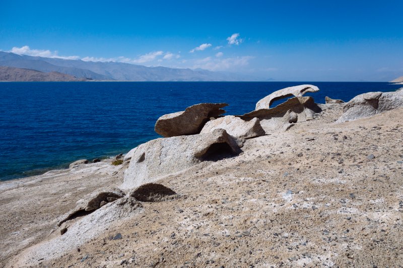 Воспользовавшись одним из них для укрытия от ветра, приготовил обед,
наблюдая за озером. Воспользовавшись одним из них для укрытия от ветра, приготовил обед,
наблюдая за озером.