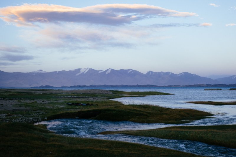 Течение в реке бурное, а вода мутная, поэтому решил подождать с
восполнением запасов питьевой воды до утра. На покрытой травкой площадке,
расположенной недалеко от реки, поставил палатку. Ветер начал стихать, можно
было не опасаться за ее целостность. Течение в реке бурное, а вода мутная, поэтому решил подождать с
восполнением запасов питьевой воды до утра. На покрытой травкой площадке,
расположенной недалеко от реки, поставил палатку. Ветер начал стихать, можно
было не опасаться за ее целостность.