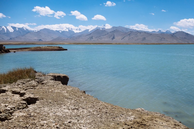 Северная сторона восточной половины озера
еще более мелкая, чем южная, по которой я шел в первый день. Многочисленные
островки, отмели, трава, заставляли меня иди в удалении до километра от берега.
Не хотелось шоркать дном байдарки о дно озера и проверять прочность скотча.
Финишировал в 13:16, с
трудом высмотрев проход к точке старта между мелей. Северная сторона восточной половины озера
еще более мелкая, чем южная, по которой я шел в первый день. Многочисленные
островки, отмели, трава, заставляли меня иди в удалении до километра от берега.
Не хотелось шоркать дном байдарки о дно озера и проверять прочность скотча.
Финишировал в 13:16, с
трудом высмотрев проход к точке старта между мелей.