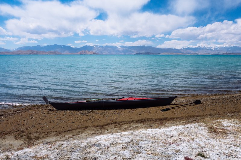 Погода стояла отличная, ветер чуть
усилился, но был еще слабый и попутный. Если бы такая погода стояла всегда, то на
всю дистанцию ушло бы максимум три дня. Но и писать тогда особо нечего было бы.
Несмотря на солнечную погоду, на
берегу оказалось весьма прохладно, чтобы не мерзнуть сразу одел мембранный
костюм. После чего сходил в хостел, забрал тележку и рюкзаки, и поплелся к
берегу, собирать все. На этом водная часть путешествия закончилась, надо было
двигаться дальше по Памирскому тракту в Ош, а затем в Бишкек. Погода стояла отличная, ветер чуть
усилился, но был еще слабый и попутный. Если бы такая погода стояла всегда, то на
всю дистанцию ушло бы максимум три дня. Но и писать тогда особо нечего было бы.
Несмотря на солнечную погоду, на
берегу оказалось весьма прохладно, чтобы не мерзнуть сразу одел мембранный
костюм. После чего сходил в хостел, забрал тележку и рюкзаки, и поплелся к
берегу, собирать все. На этом водная часть путешествия закончилась, надо было
двигаться дальше по Памирскому тракту в Ош, а затем в Бишкек.