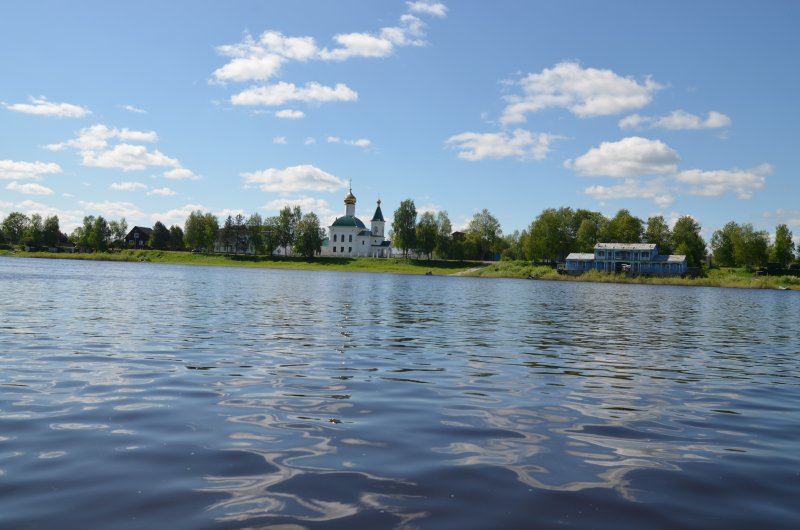 На правом берегу - село Шуйское (райцентр). Ночевать здесь мне настоятельно не рекомендовали. Старая пристань на берегу наверняка помнит куда более бурное течение жизни на этих берегах.