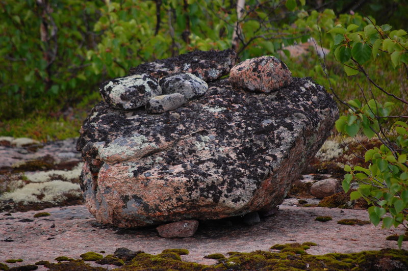 Примечательны  две внушительных по размерам каменных кучи, предположительно – саамских захоронения.