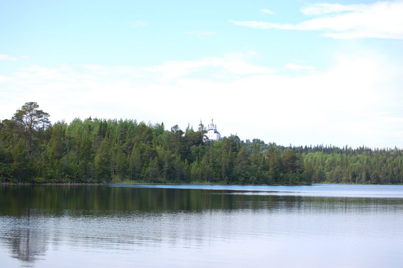 Купаюсь. Вода в озере чистая, но прохладная. С берега красивый вид на Голгофо-Распятский скит.  