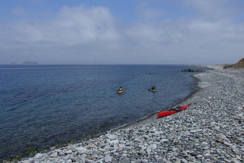 Почти все время за эти два дня вокруг на море лежал плотный туман, но над островом держалась дырка свободного неба. Иногда нас заволакивало совсем, но большую часть времени мы могли наблюдать как туман бродит вокруг клочками, очень красиво, на мой взгляд.