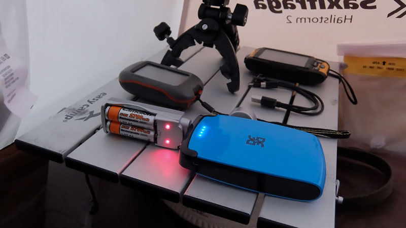 Пора подзарядить севшие
аккумуляторы GPS-навигатора. Одной зарядки в моём случае хватает на 3 ходовых
дня с непрерывной работой навигатора днём. Кстати, с большим трудом в И-нете
нашёл вот это зарядное устройство для аккумов, работающее от USB-порта, а не от сети. Пора подзарядить севшие
аккумуляторы GPS-навигатора. Одной зарядки в моём случае хватает на 3 ходовых
дня с непрерывной работой навигатора днём. Кстати, с большим трудом в И-нете
нашёл вот это зарядное устройство для аккумов, работающее от USB-порта, а не от сети.