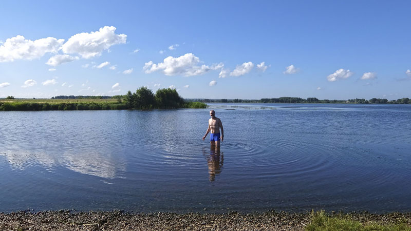 Понял одну вещь. Умываться утром нужно вот так – погружаясь в большом водоёме в прохладную воду с головой. Тогда приходит четкое осознание начала нового дня и сразу же возникает небывалая доселе острота восприятия. Почему-то вспомнилось – у моего мелкого внука в его любимой компьютерной игрушке на планшете есть набор сил, наделяющих юнитов новыми способностями. Среди них есть такая специфическая сила с названием «Клизма Ясности». В моем случае обошлось без клизмы, но тем не менее ясность меня посетила просто небывалая. И ясность – это действительно великая сила. Подтверждаю.