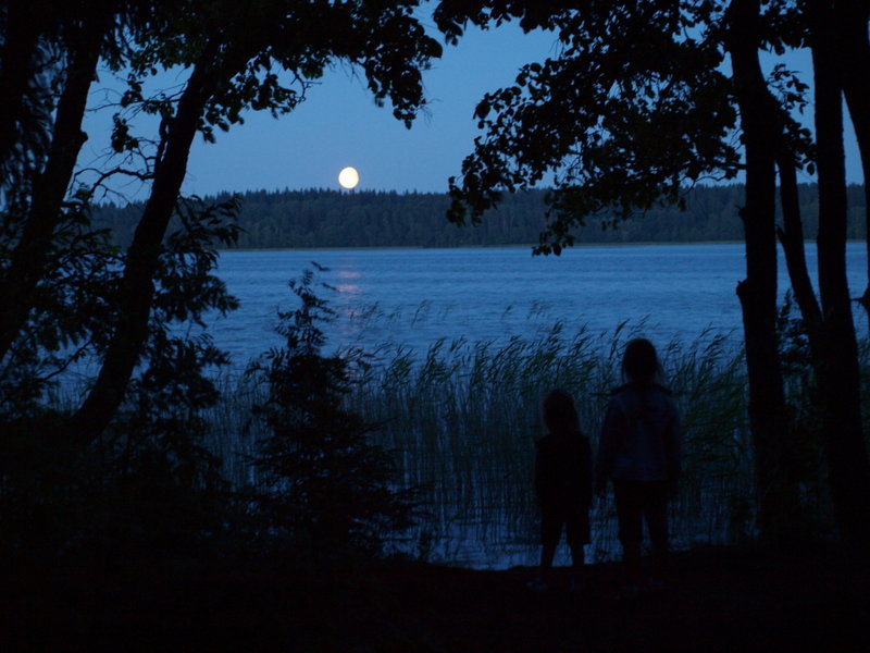 Наблюдаем восход луны над Валдаем, на детей действует лучше любых сказок на ночь. 