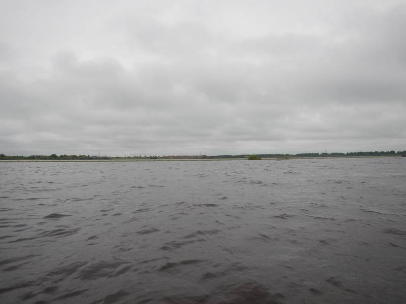 Утро отнюдь не было радостным. Во-первых, началось слишком рано - около 5.30, потому как фуры грохотали прямо над головой. Во-вторых, мужики, которые то ли рыбачили, то ли бухали всю ночь, и я несколько волновался за снаряжение. И наконец, погода поутру не способствовала умиротворению и радости.