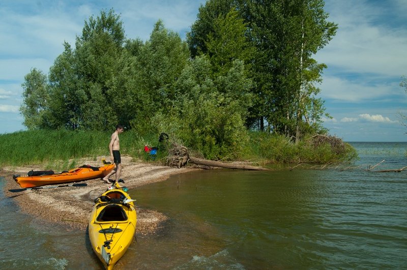 Раушан собирается искупаться. Дима уже давно барахтается в воде.