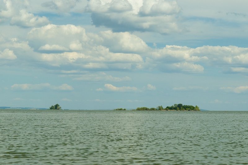 Плывём к маленькому острову, что на фото в левой части.