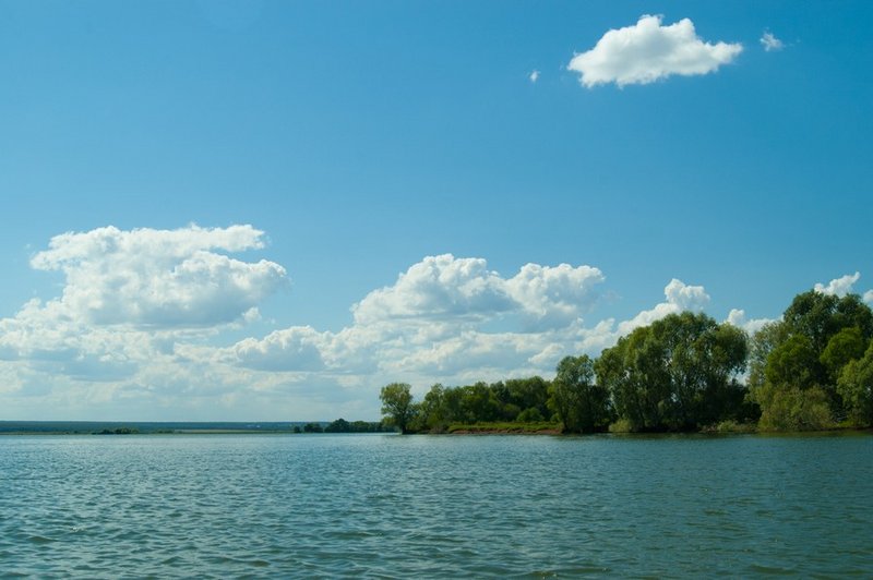 Взгляд назад. Плывём с того берега... с того дальнего, что в левой части кадра.