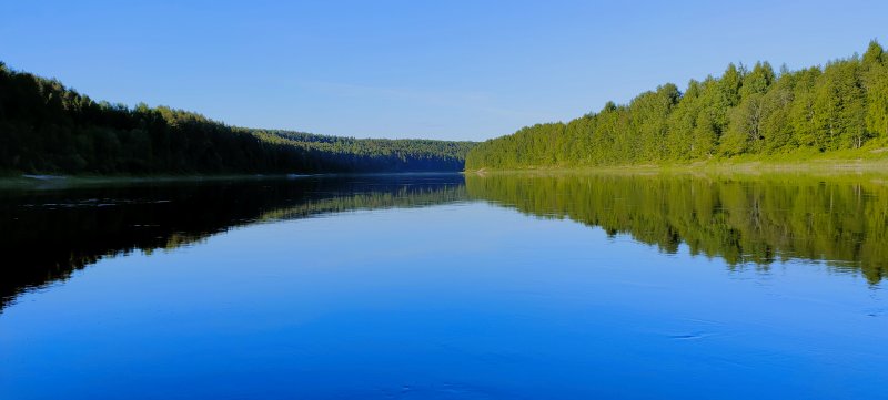 От селения Камчуга течение заметно увеличивается. Берега становятся живописнее.