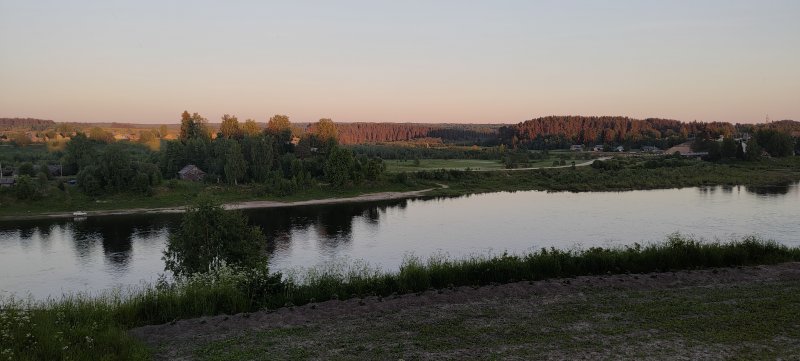 Вид на вечернюю Сухону. Дошел до деревни Сергиевская. Пройдено за день 97 км.