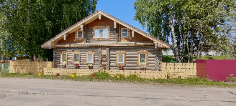 Сама Нюксеница в основном стоит на холме, в стороне от реки. По дороге в магазин обратил внимание на этот дом. 