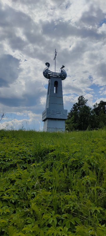 На левом берегу в деревне Красавино - памятник Ерофею Хабарову.