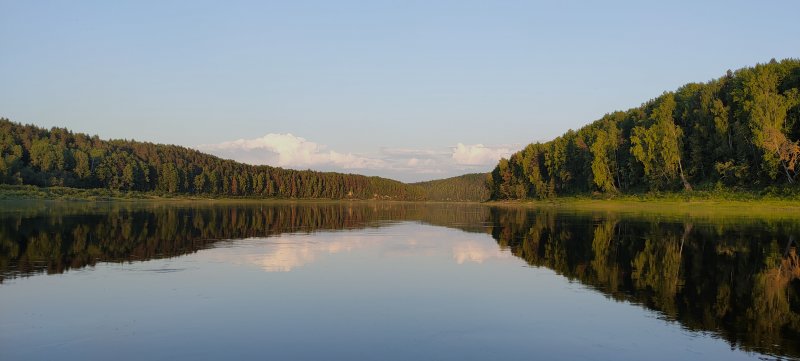 Вечереет. Безуспешно ищу удобную стоянку.По левому берегу прохожу водопад Васькин Ключ. Света уже маловато, особенно в тени под берегом, поэтому фото не прикладываю.На ночлег причаливаю в селе Полдарса, примерно в 21.40. Пройдено за день около 110км, до Устюга остается меньше 80. Тяжелый был день. В палатку и спать.