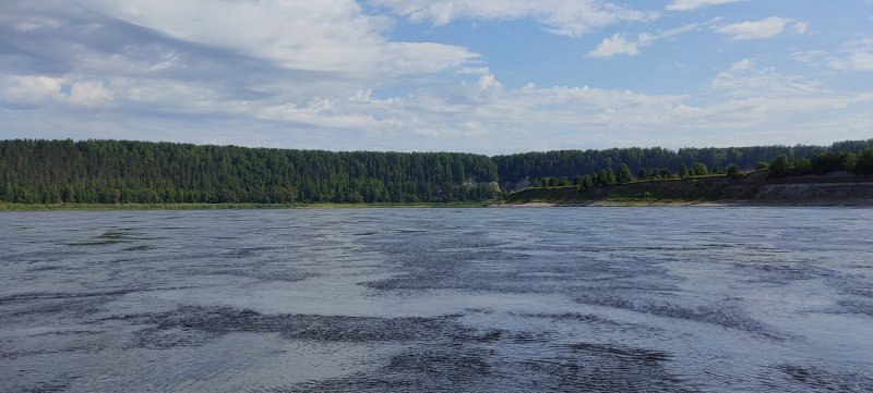 Через 7 км на повороте реки показываются Опоки. Встаю на завтрак.