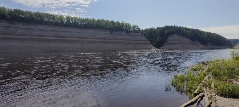 Опоки, наверное, самая известная достопримечательность Сухоны. Но для меня впечатление оказалось несколько смазано на фоне обилия шикарных пейзажей в предыдущие дни. Течение в этом месте действительно сильное. Завтрак - не лучшее время для фото. Утром обрывы в тени от самих себя.