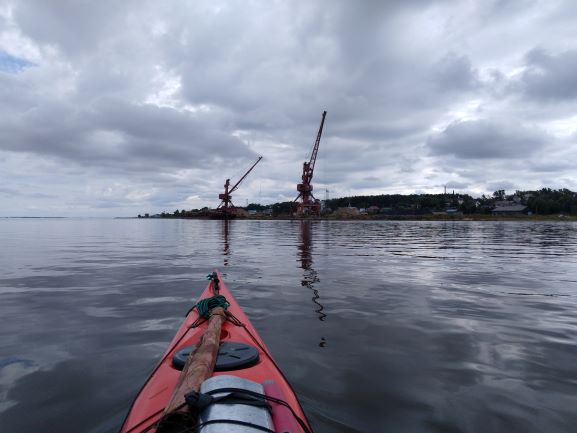 село Троицкое. Административный центр Нанайского района.  Здесь на рейде села , меня первый раз  тормознули ребята из ГИМС МЧС. Очень удивились, когда узнали что я на " этом" дошел из САМОГО ХАБАРОВСКА, а это аж 200 км. Выяснилось, что мой поход несанкционированный, так как я нигде не регистрировался. но все обошлось