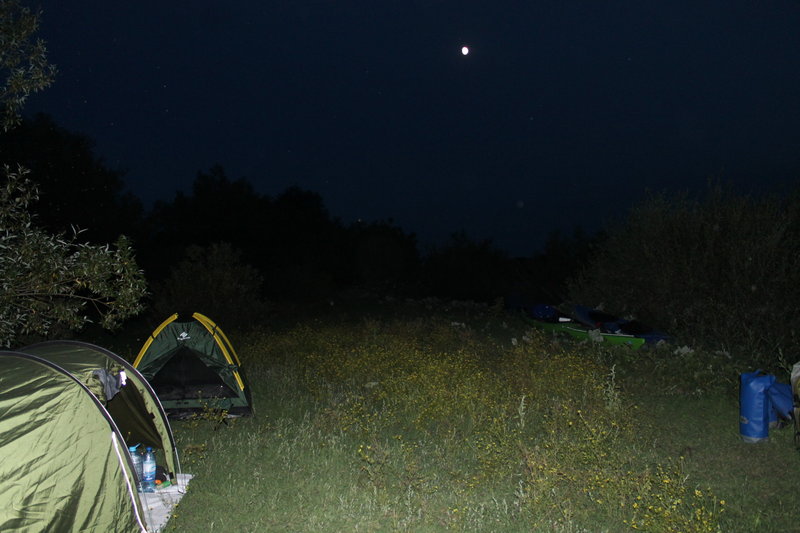 Вот на этой ноте, под яркое свечение луны, закончился наш первый день. Всего пройдено 20 км., остановка у деревни Скорняково.