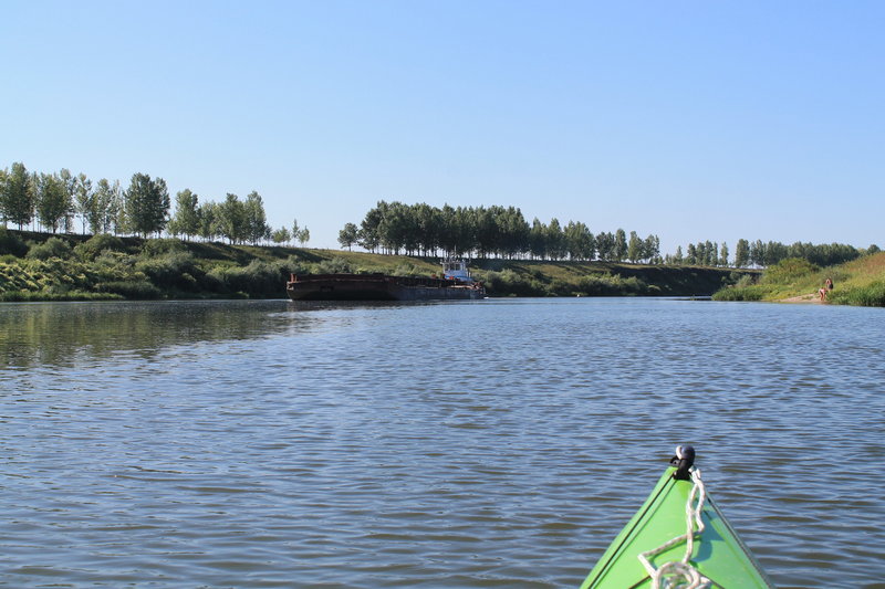 ﻿ВОСЬМОЙ ДЕНЬ. Встали в 07:00. Быстро собрались и 08:15 уже на воде. Сегодня у нас завершающий день путешествия. Конечная точка-Семилуки, пригород Воронежа, там просто удобное место для антистапеля, есть подъездные пути. Нам это очень удобно, проще вызвать грузовое такси, вещей много, да и еще и мой каяк надо доставить в транспортную компанию.