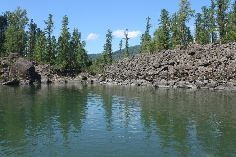 Заглянули в Каменный залив (традиция!). Вода холодная. По всем 
признакам, в этом месте есть подпитка родниковой водой.