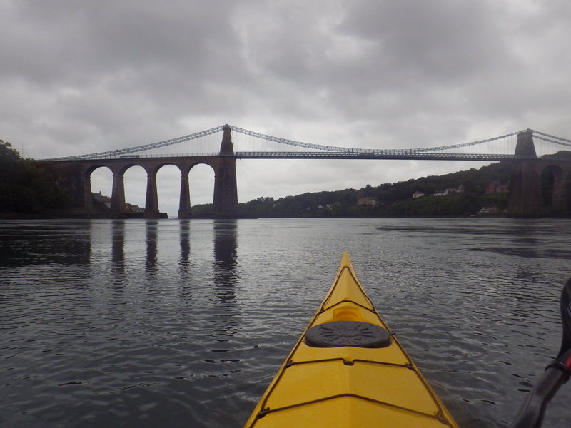 Первый день. Пролив Менай. Good Welsh weather. Мокро, ветрено, солнца нет. Знакомство, обсуждение планов, отработка спасений, заходов на струю, теория поведения лодки на ветру, полтора часа гребли против ветрины, еще что-то. Тоска. 