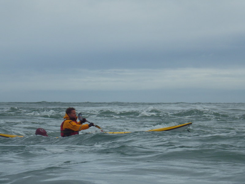 Tidal Races. Не знаю, как правильно перевести на русский. Сулой? Быстрые приливные течения сталкиваются со встречной ветровой волной. Получается такой супчик, немного хаотичный. Не особо надо сказать пригодный для серфа - хотя может это именно в этом месте и в этих условиях. Интерференция волн на практике, так сказать.&nbsp;Во все это дело вмешивается ветер (в моем случае - встречный), он волны отчасти гасит, а самые крупные заставляет ломаться.&nbsp; На удивление не килялся (обычно я люблю это дело).&nbsp;