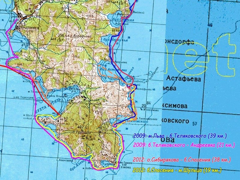      После поворота за
м. Гамова обстановка резко поменялась. Навстречу задул свежий ветерок. К
пологой зыби со стороны открытого моря добавилась острая встречная волна. Я понял,
что придется еще немного поднапрячься перед завершением маршрута. Радовало, что
остается не много, скоро сворачивать за мыс Шульца в бухту Витязь. Там
предполагалась конечная точка моего маршрута. Друзья, которые очень удачно для
меня приехали отдохнуть сюда, согласились доставить меня с лодкой назад в
город. Еще немного активной гребли, и я был на финише. Выяснилось, правда, что отъезд
назначен на день позже чем я рассчитывал. У меня образовался один свободный
день. Предстояло решить, как его потратить. 

     Теперь снова вернусь к рассказу про поход
2009 года. В начале путешествия я несколько дней провел на о.Кротова, пережидая
шторм. Потом  море успокоилось, до конца
путешествия установилась относительно солнечная и безветренная погода. О.Кротова
пришлось покинуть чуть раньше чем море окончательно успокоилось, нужно было
идти чтобы не упустить возможность встретиться с друзьями в другом месте. Пришлось
поднапрячься чтобы за день добраться до места, но это того стоило. Провести
время в хорошей компании особенно приятно после безлюдного моря и тяжелого
перехода. Запомнилось место, где я поставил палатку в тот раз. Это было
на самом берегу, на песке. Я не очень-то люблю песок, больше предпочитаю
устраивать лагерь на галечном пляже, среди скал. Все за то, что песок сразу
попадает везде, где он совсем не нужен. В этом месте песок был совсем не такой.
Весь непостижимый набор параметров хаотичного с виду движения волн сложился
так, что на отрезке берега в несколько метров собрались одна к одной песчинки
размером в 2-3 миллимета диаметром. Идеальный размер. Можно спокойно выходить
из воды, валяться, кувыркаться, да хоть закопаться - песок не прилипает к телу
и одежде ни в сухом, ни в мокром виде. Следующим утром я сидел на этом песке
рядом с палаткой и встречал солнце. 