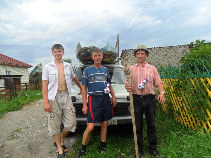 И, вот
этот день настал, закупили самое необходимое для экспедиции (флаги и дудки футбольных
болельщиков), наполнили продуктовую корзину. Вещи собраны, пнули пару раз по
колесам, дворники проверили, как полагается, присели на дорожку и в путь. А
дорога дальняя 450 км. Все дороги в Горный Алтай идут через Бийск. Федеральная
трасса Новосибирск-Ташанта. 