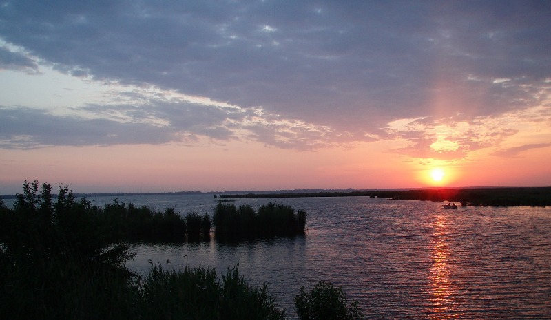 Распаковался и на воду. Соседи рыбаки уже пошлёпали на заветные места